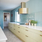 Det kombinerte kjøkkenet, vaskerommet og hobbyrommet/boden til Anne Britt er full av smarte løsninger.