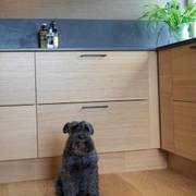 Modern eikekjøkken Amfi Natur fra Sigdal med sort marmor Dekton benkeplate og sorte håndtag.