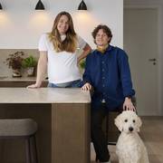 Josephine Havmøller, Aske og hunden Winston ved køkkenvasken i deres Re:new Forever Oak køkken fra INVITA