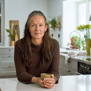 Malin Berghagen lutar sig mot käksbänken i sitt kök från Marbodal, lantliga Fagerö i kulören Frö.