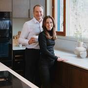 Liv och Hallvard står i sitt nya Marbodalkök Signatur Ekbacken.