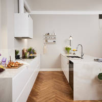 Ovet 279,969 ja saarekkeen takana 965. taso Dekton Helena, allas MX-70, hana Oras 3031F, koneet Miele