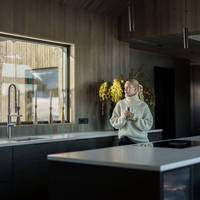 Se det tidløse og eksklusive kjøkkenet på den flotte hytta til Amalie Snøløs. Hytten er full av praktiske løsninger og fine detaljer.