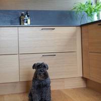 Modern eikekjøkken Amfi Natur fra Sigdal med sort marmor Dekton benkeplate og sorte håndtag.