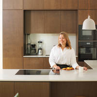 Nordic Nature tammiviilukeittiö sopivilla puukahvoilla Graniitti Caesarstone Quartz työtaso, ruskeaksi petsattu sälejalusta kylmälaitteille, mikä varmistaa niiden ilmankierron Kotona Kerttu Pylvänäisen kanssa