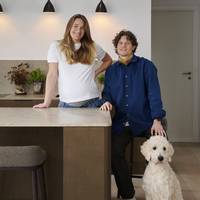 Josephine Havmøller, Aske og hunden Winston ved køkkenvasken i deres Re:new Forever Oak køkken fra INVITA