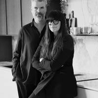 Paret Odier i sitt kök från Marbodal, i svartvitt