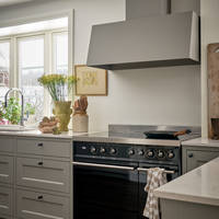 Spisen och fläktkåpan i det lantliga köket Fagerö Frö från Marbodal hemma hos Malin Berghagen.