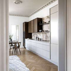 Køkken med en kombination af køkkenbænk i beige Athena Sand med overskabe og højskabe i Forever Oak fineret egetræslåge i brunbejdset fra INVITA, bordplade og stænkplade der matcher og åbne væghylder i brunbejdset eg finer.
