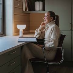 Stine Hartmann i kjøkkenet Uno Furu fra Sigdal, kombinert kjøkken og praktisk arbeidsrom