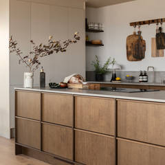 Køkkenø i brun egetræsfiner køkkenet Forever oak med matchende tre håndtag fra INVITA med beige højskabe Athena Sand