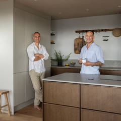 Knut och Kjartan i sitt nya Marbodalkök Signatur Ekbacken.