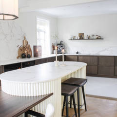 Da Ruben og Sandra skulle pusse opp kjøkkenet sitt ønsket de seg et naturlig og eksklusivt uttrykk, samtidig som det føltes moderne. Valget falt på Signatur Favn fra Sigdal med Dekton Entzo Matt benkeplate.