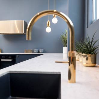 Sigdals Inframekonsept, med dører og skuffer som ligger innrammet, gir innredningen et flott, plassbygd preg. Line kan fås med innramming i foliert MDF i samme farge.