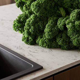 Be naturen inn og la de organiske formene møte hverdagen i Signatur Favn – et grenseløst kjøkken med naturens former i fokus.