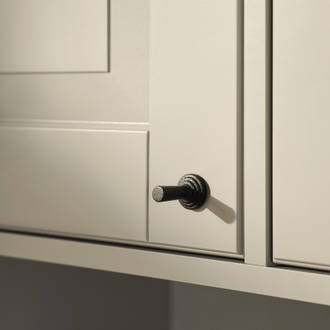 Eksklusivt tradisjonskjøkken med herskapelig preg. Klassiske speilfronter med fylling og markerte profilspor som gir dybdevirkning og skyggespill. Herregaard leveres med fronter i MDF eller eik.