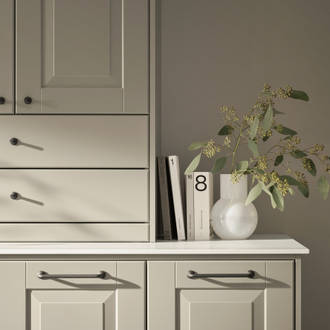 Eksklusivt tradisjonskjøkken med herskapelig preg. Klassiske speilfronter med fylling og markerte profilspor som gir dybdevirkning og skyggespill. Herregaard leveres med fronter i MDF eller eik.