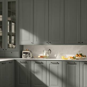 Lindö Tall i PLUS-utförande med platsbyggd känsla. Bänkstående vitrin skåp med lådor.