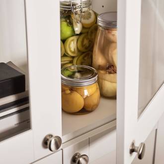 Scala er en tidløs kjøkkenmodell med sine karakteristiske slette fyllinger. Modellen passer like godt til moderne som klassiske kjøkken.