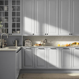 Lys grå landkøkken Nordic Sky fra INVITA med fyldningslåger, sort håndtag, vitrineskab med sprosselåger og hvid marmor laminatbordplade