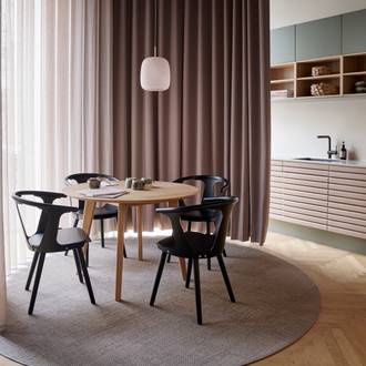 Træ spisebord og stole, massiv mat hvid egetræskøkken med smukke lameller Ikon fra INVITA med grønne overskabe