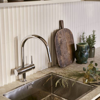 Ved å kombinere kjøkkenmodellen Line i fargen Korn og Signatur Nøtt har vi fått frem et lekent og inspirerende kjøkken med rom for ro og sosiale samvær.