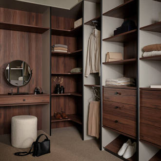 Walk-in garderobe med mørkt træ interiør