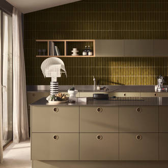 Jubilæumskøkken fra INVITA med grønne skaber inspireret av 1970'erne og grønne fliser