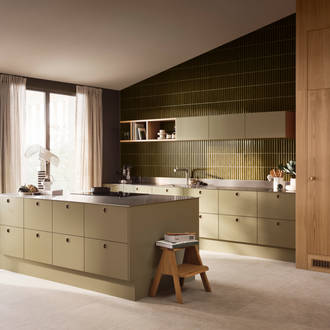 Jubilæumskøkken fra INVITA med træfinér eg, matchende vægpanel og grønne skaber inspireret av 1970'erne med infræsede greb