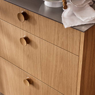 Nærbillede af køkkenlåger eg med eg greb på Jubilæumskøkken fra INVITA med elegant træfinér eg