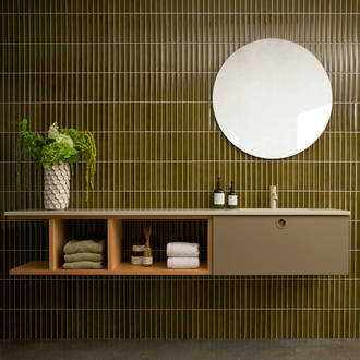 Jubilæumsbad fra INVITA med grønne skaber inspireret av 1970'erne, eg hylder og grønne fliser