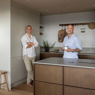 Knut och Kjartan i sitt nya Marbodalkök Signatur Ekbacken.