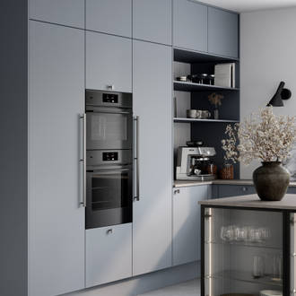 Mat og silkeblødt laminatkøkken Cover i Soft laminat med køkkenø fra INVITA med et seamless udtryck i farve Blåler, vitrineskabe i køkkenøen