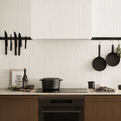 Marbodal Signatur Ekbackens brunbetsade kökslucka i en livfull och varm ton.