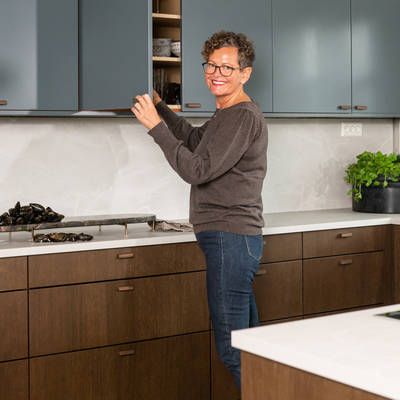 Familien Færgestad fikk nytt kjøkken ved å bytte kjøkkenfronter, dermed sparte de både penger og miljø. Se forvandlingen på nettsiden vår.