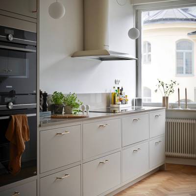 Forrammekøkken Athena Fusion i lys grå farve Sky fra INVITA med grå stein bordplade, rustfrit stål håndtag