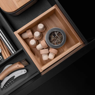 Öppen kökslåda med inreden i ek