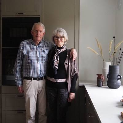 Ellen og Helge Bjerke på sitt nye kjøkken fra Sigdal