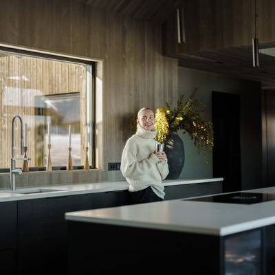 Se det tidløse og eksklusive kjøkkenet på den flotte hytta til Amalie Snøløs. Hytten er full av praktiske løsninger og fine detaljer.