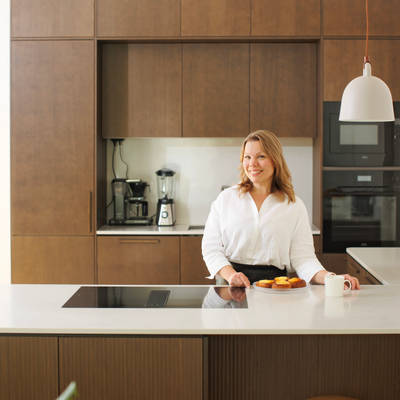 Nordic Nature tammiviilukeittiö sopivilla puukahvoilla Graniitti Caesarstone Quartz työtaso, ruskeaksi petsattu sälejalusta kylmälaitteille, mikä varmistaa niiden ilmankierron Kotona Kerttu Pylvänäisen kanssa