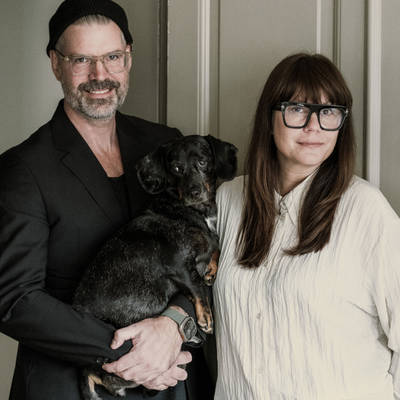 Ekteparet Sofie og Nils og hunden deres