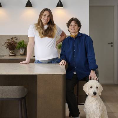 Josephine Havmøller, Aske og hunden Winston ved køkkenvasken i deres Re:new Forever Oak køkken fra INVITA