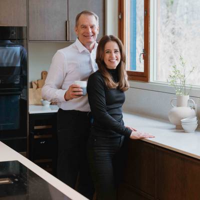 Liv og Henrik i køkkenet Forever Oak fra INVITA