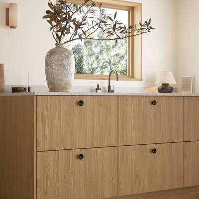 Favn er et kvalitetskjøkken inspirert av naturen. En vakker front i stående finer som gir hele kjøkkenet liv.