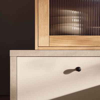 I vårt nye kjøkkenkonsept Signatur Form har vi latt oss inspirere av symmetri og geometriske former, med elementer fra Art Deco-stilen. I kjøkkenet finner vi modellen Line i vår helt nye beige-farge Lun, og Square Bølge vitrinedører med rillede glass. Innenfor konseptet har vi også en ny knott i støpejern, og en vakker benkeplate i kvartskompositt.