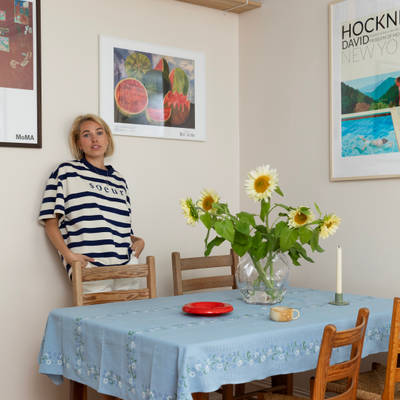 Hjemme hos Thea Sofie Loch Næss er det et kjøkken utenom det vanlige med knallrøde skap kombinert med ekte norsk naturstein og naturlig treverk.