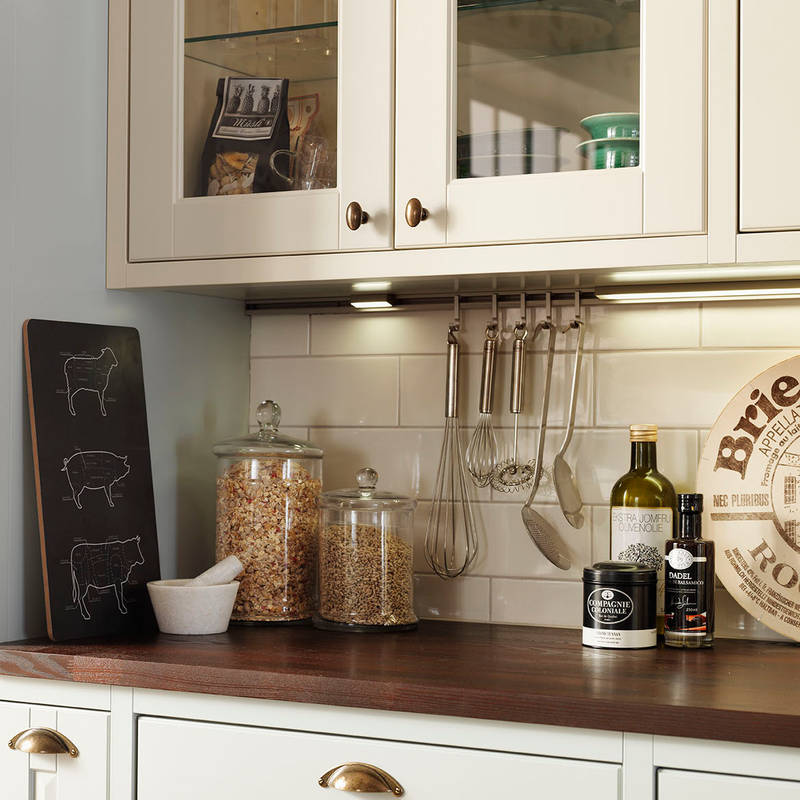 Sigdals Inframekonsept, med dører og skuffer som ligger innrammet, gir innredningen et flott, plassbygd preg. Her får du den rette Herregaardsfølelsen. Suppler gjerne med taggelister, nostalgihyller, vitriner med kryss-sprosser og fremtrukket sokkel.