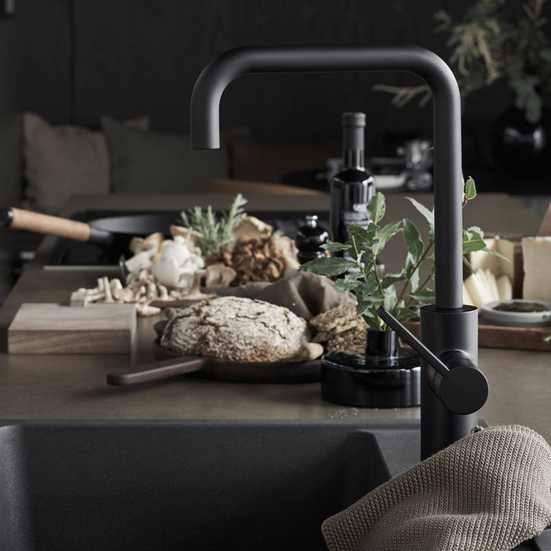 Line er en stilren kjøkkenmodell med et stort designregister. De slette MDF-frontene kan males i alle Sigdals standardfarger, eller valgfri NCS-farge mot et pristillegg.