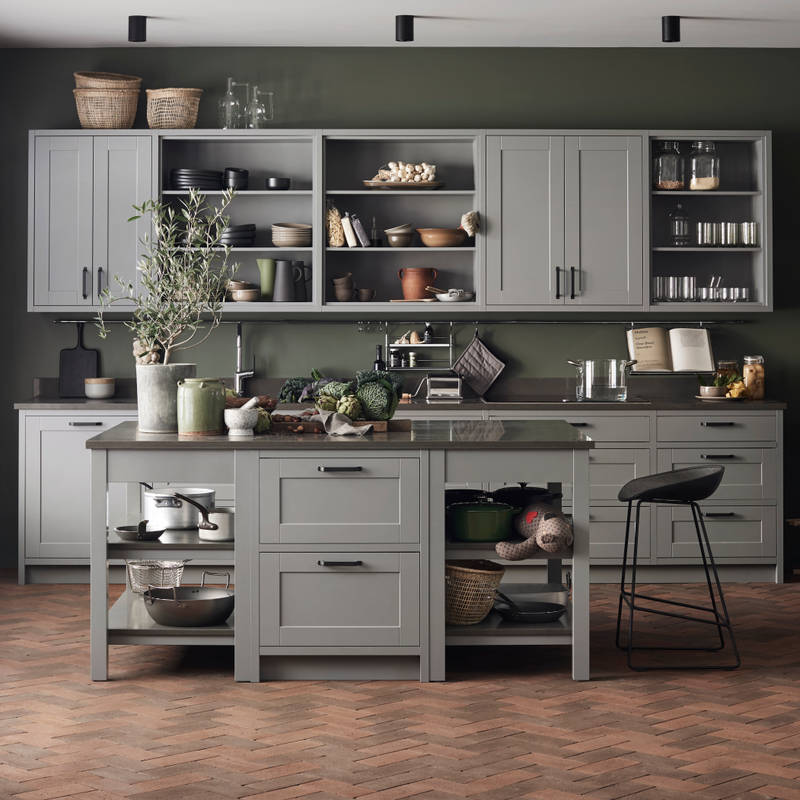 Sigdals inframekonsept, med dører og skuffer som ligger innrammet i skrogene, gir innredningen et flott, plassbygd preg.