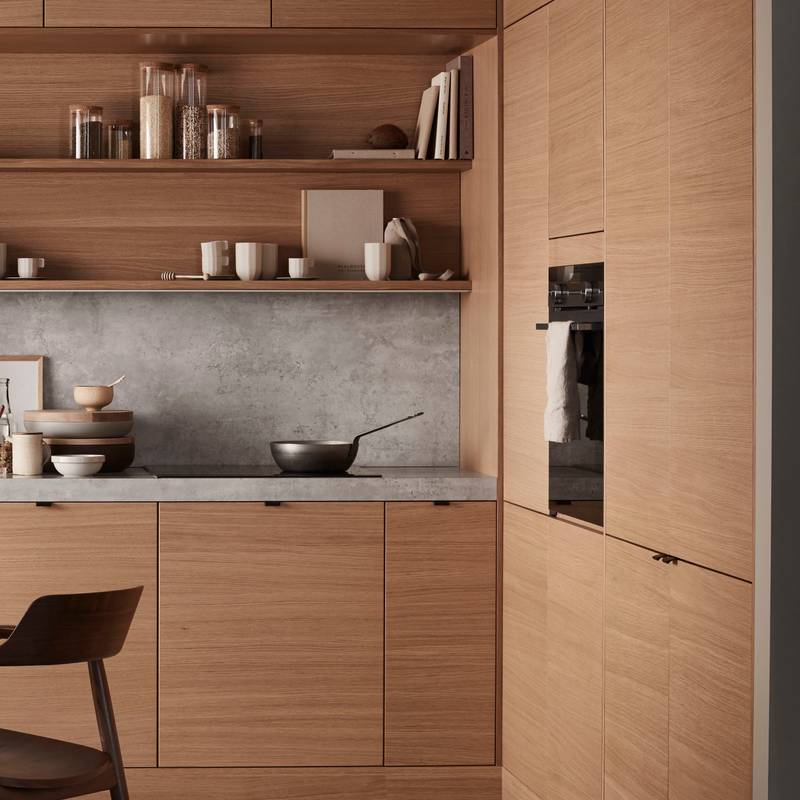 Elegant og moderne eikekjøkken. Slette fronter i eikefinér med integrert kantlist i eik som markerer kjøkkenets linjer og komposisjon.
